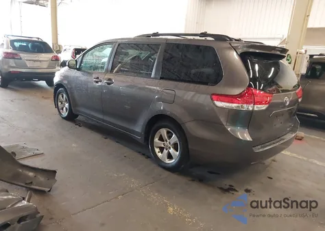 2014 Toyota Sienna Le V6 8 Passenger z USA, uszkodzony, nr VIN 5TDKK3DC9ES506519